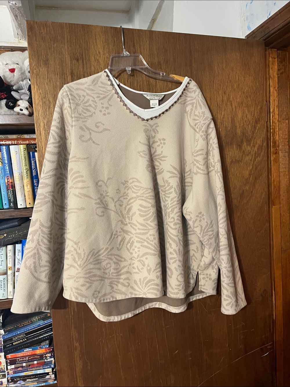 Liz Claiborne Beige Floral Jacquard V-Neck Sweatshirt